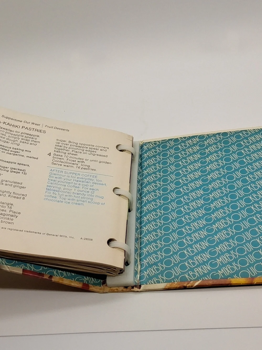 Betty Crocker’s Bisquick Cookbook 1971/73 Hardcover 3 Ring Binder Vintage GM